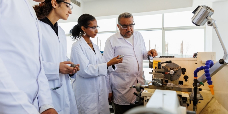 الدراسة 4 سنوات.. فتح باب التقديم بهندسة جامعة وسط لانكشير بالعاصمة الإدارية