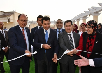 وزير الشباب والرياضة ورئيس جامعة حلوان يفتتحان حاضنة الأميرة فايزة بكلية تربية رياضية بنات