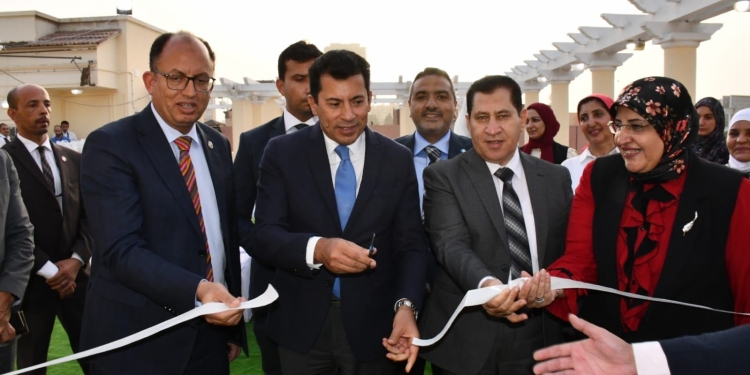 وزير الشباب والرياضة ورئيس جامعة حلوان يفتتحان حاضنة الأميرة فايزة بكلية تربية رياضية بنات