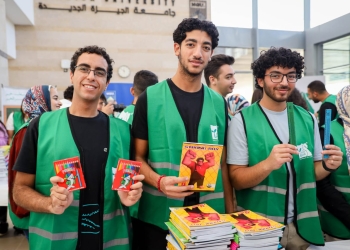 طلاب جامعة نيو جيزة يشاركون “مصر الخير ” في تعبئة الشنط المدرسية