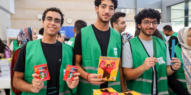 طلاب جامعة نيو جيزة يشاركون “مصر الخير ” في تعبئة الشنط المدرسية
