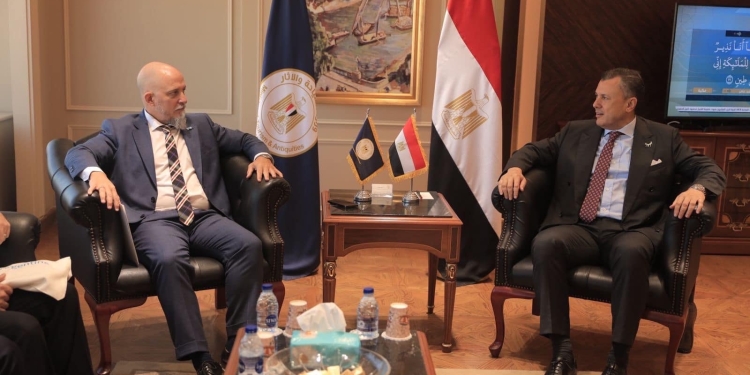 وزير السياحة يناقش مع سفير الأرجنتين إقامة معرض مؤقت للآثار المصرية ببلاده
