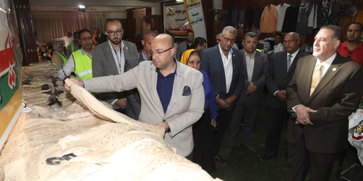 توزيع الزي المدرسي على طلاب 10 آلاف أسرة بالمجان في بني سويف