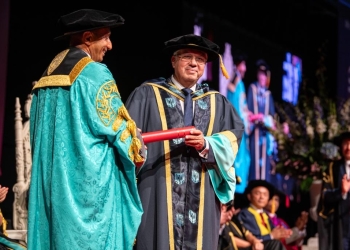 جامعة إيست لندن تمنح الدكتوراه الفخرية لوزير التعليم العالى تقديرًا لتاريخه العلمي