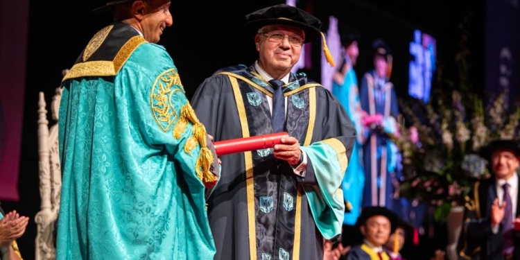 جامعة إيست لندن تمنح الدكتوراه الفخرية لوزير التعليم العالى تقديرًا لتاريخه العلمي