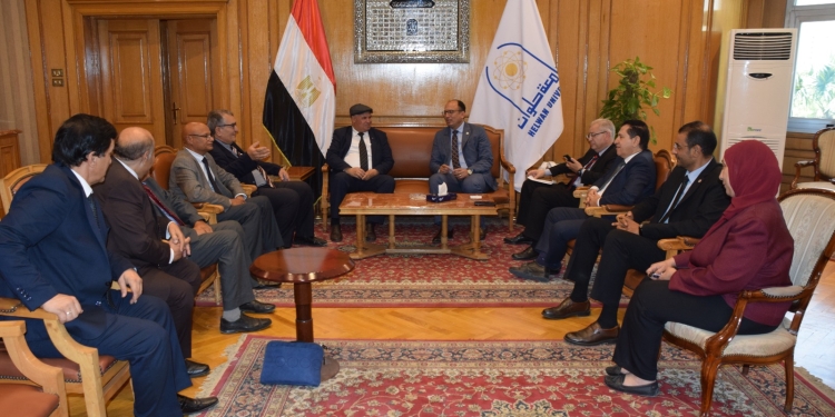 رئيس جامعة حلوان يبحث مع وفد جامعتي الجفرة وإفريقيا التعاون المشترك