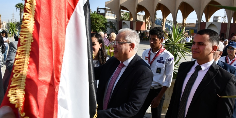 مراسم رفع العلم في أول أيام العام الجامعي بجامعة حلوان