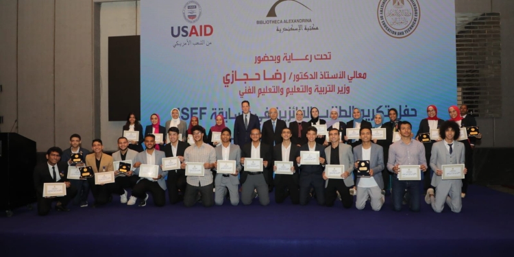 حجازي يكرم الطلاب الفائزين على المستوى القومي والعالمي في مسابقة ISEF