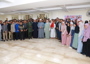 أولياء أمور من أمريكا والفلبين واليمن يشاركون أبناءهم حضور برنامج استقبال الوافدين بالأزهر