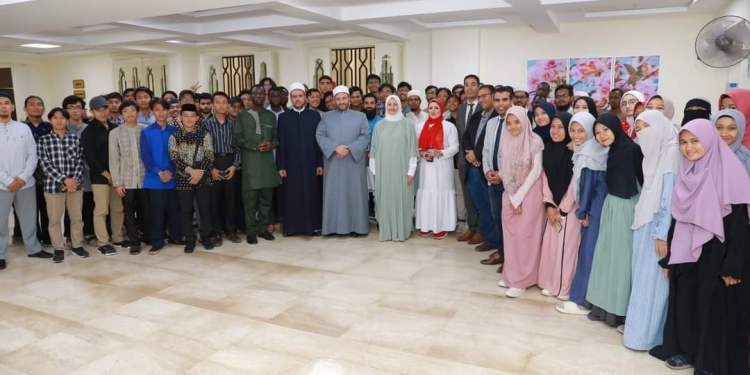 أولياء أمور من أمريكا والفلبين واليمن يشاركون أبناءهم حضور برنامج استقبال الوافدين بالأزهر