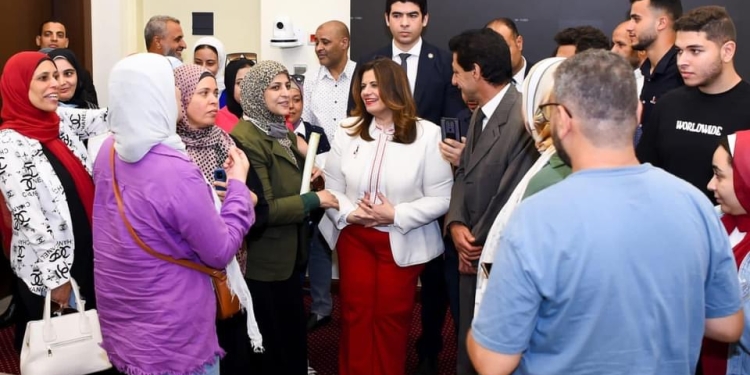 وزيرة الهجرة تستقبل أولياء أمور الطلاب المصريين الدارسين في السودان للاستماع لشكواهم