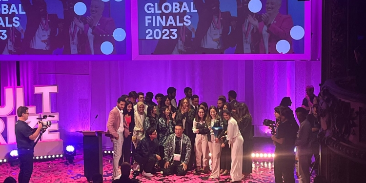فريق جامعة الإسكندرية EFFCT بفوزه بالجائزة الثانية في مسابقة Hult Prize الدولية