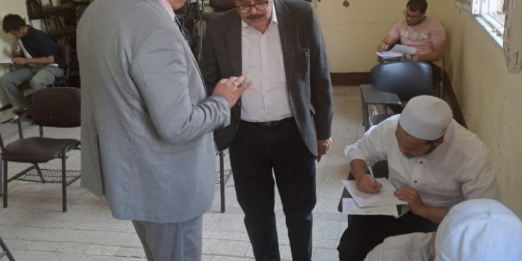نائب رئيس جامعة الأزهر يتفقد لجان امتحانات التصفية بكليات فرع الدراسة