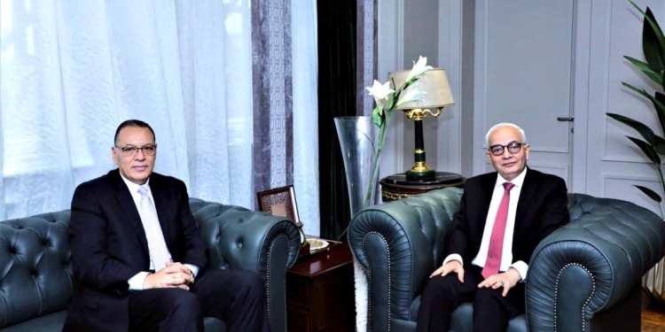 «حجازي» يبحث اجراءات افتتاح مدرسة المتفوقين stem بالشرقية