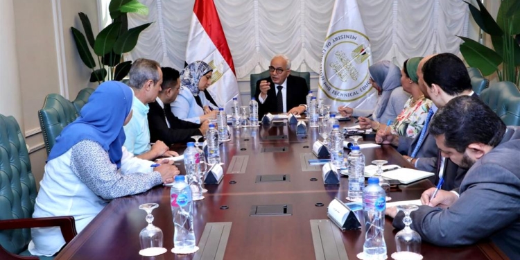 «حجازي» يصدر 5 توجيهات بشأن مشكلات المعلمين بنظام التعليم الجديد