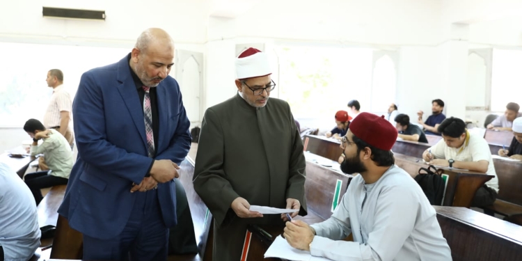 رئيس جامعة الأزهر يتفقد لجان امتحانات التصفية بكليات اللغة العربية وأصول الدين والشريعة والقانون بالدَّرَّاسة