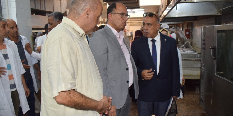 جولة تفقدية لرئيس جامعة حلوان لمطعم الجامعة المركزي