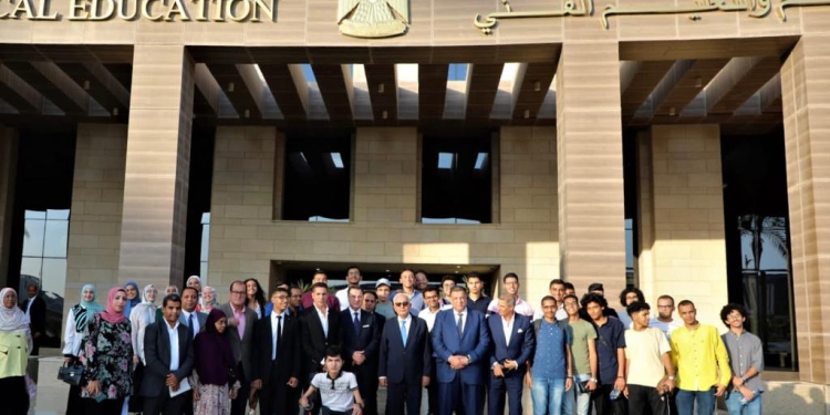 «حجازي» يستقبل أوائل الثانوية العامة قبل مغادرتهم لرحلة لألمانيا