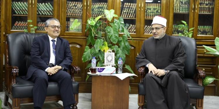 رئيس جامعة الأزهر يشيد بأخلاق طلاب إندونيسيا الدارسين في كليات الجامعة