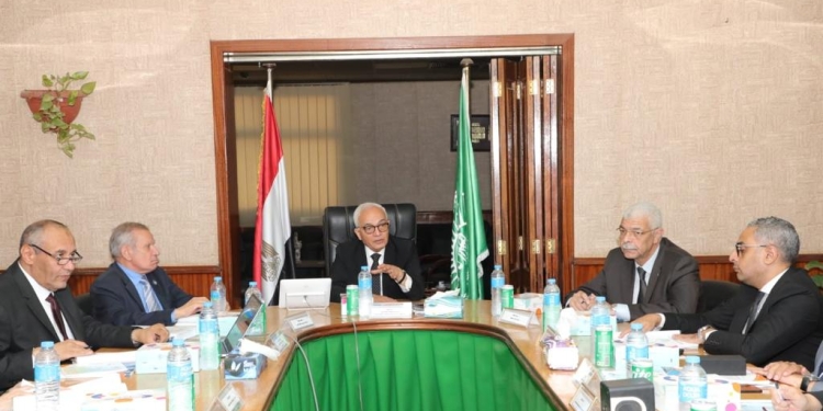 التعليم: إطلاق بنوك أسئلة إلكترونية مفتوحة وإعداد مقياس مصرى للقراءة والكتابة