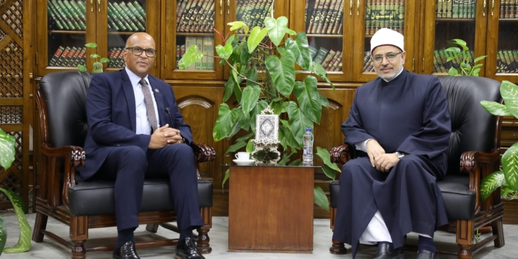 رئيس كلية آل مكتوم للتعليم العالي في إسكتلندا يثمن جهود الأزهر الشريف في نشر الوسطية والاعتدال في العالم