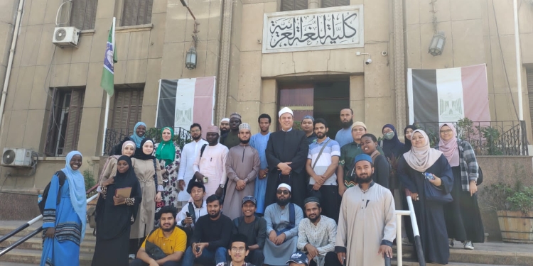 الوافدون الجدد يستكملون زيارتهم لجامعة الأزهر...أعجبوا بوفاء العلماء في كلية اللغة العربية
