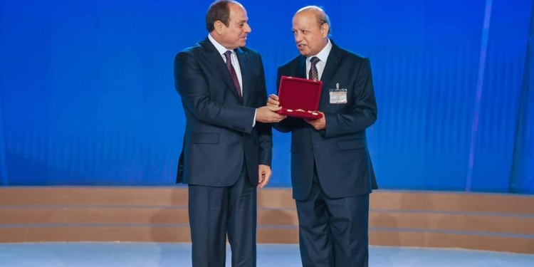 رئيس جامعة الأزهر يهنئ الدكتور صابر عبد الدايم بتكريم رئيس الجمهورية ومنحه وسام العلوم من الطبقة الأولى