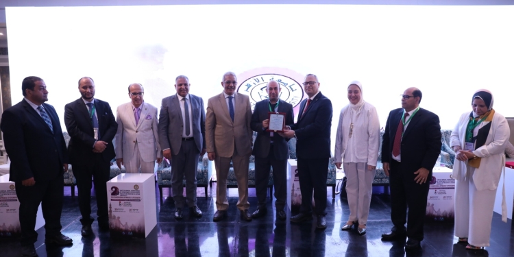 نواب رئيس جامعة الأزهر يشاركون في افتتاح فعاليات المؤتمر السنوي لأقسام الطب النفسي المشترك ويكرمون القامات العلمية