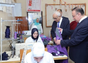 350 تي شيرت.. "حجازي" يتفقد مشروع الزى المدرسي بمدرسة رشدي الصناعية الفنية