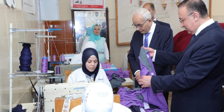 350 تي شيرت.. "حجازي" يتفقد مشروع الزى المدرسي بمدرسة رشدي الصناعية الفنية