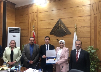 مجلس جامعة بنها يكرم المشرف العام على مركز الطبع والنشر والتوزيع بالجامعة