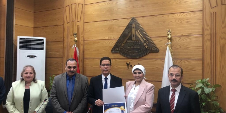 مجلس جامعة بنها يكرم المشرف العام على مركز الطبع والنشر والتوزيع بالجامعة