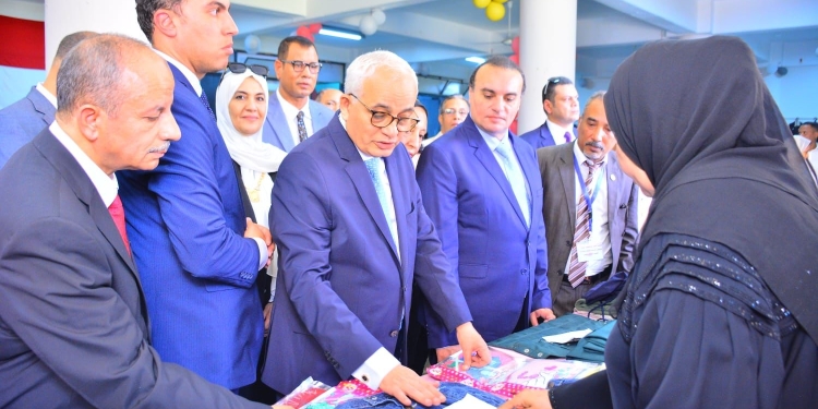 حجازي يفتتح مدرسة ترعة السواحل بأرمنت ومعرض "أهلا مدرستى" بالأقصر