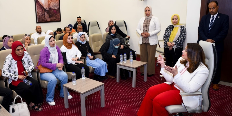 وزيرة الهجرة مع الطلاب المصريين الدارسين فى السودان