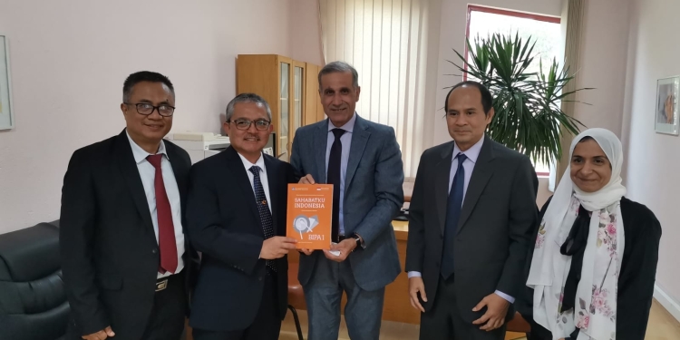 رئيس جامعة هليوبوليس والوفد الاندونيسى