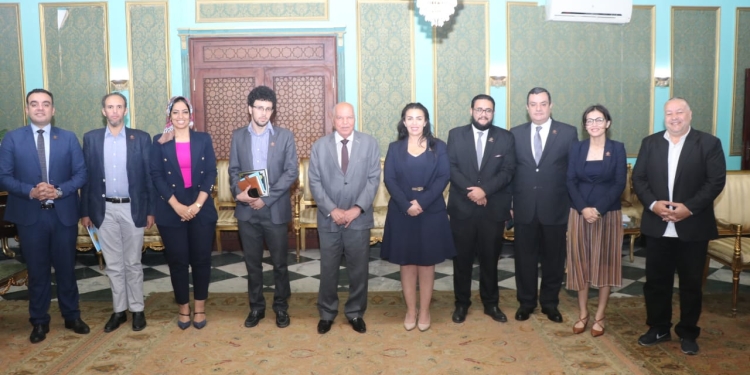 نقيب المعلمين يستقبل وفد تنسيقية شباب الأحزاب وأعضاء النواب والشيوخ