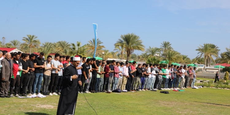 طلاب جامعة سيناء يؤدون صلاة الغائب على أرواح الفلسطينيين ويدينون استهداف المدنيين