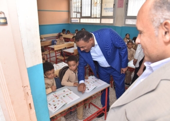 محافظ مطروح يتابع انتظام سير العملية التعليمية بمدرسة طارق بن زياد الابتدائية