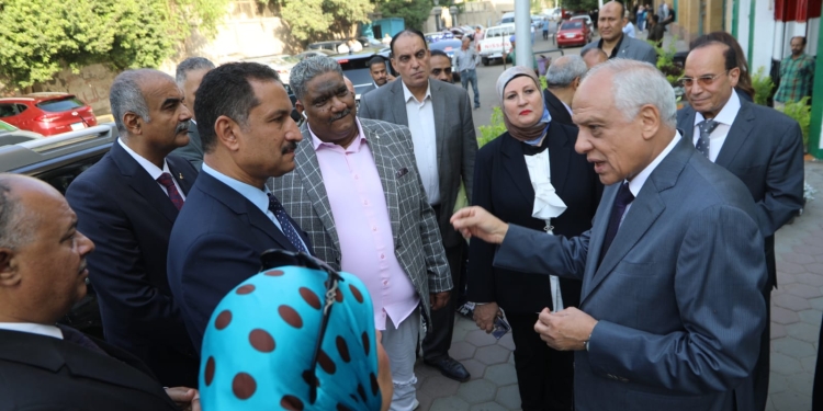 محافظ الجيزة: تخصيص حصة عن الشئون العامة وتكليف بزيارة الطلاب المشروعات القومية