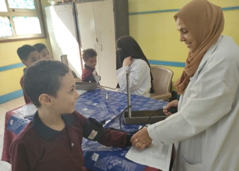 جامعة بنها تجري مسح طبى شامل لـ 927 طالبا بمدارس قرى القليوبية