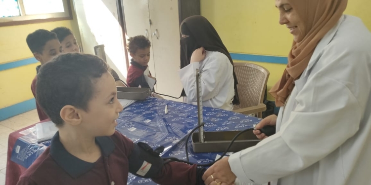 جامعة بنها تجري مسح طبى شامل لـ 927 طالبا بمدارس قرى القليوبية