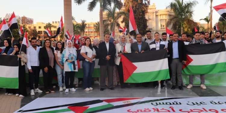 قيادات جامعة عين شمس في وقفة تضامنية للتنديد بممارسات جيش الاحتلال الإسرائيلى