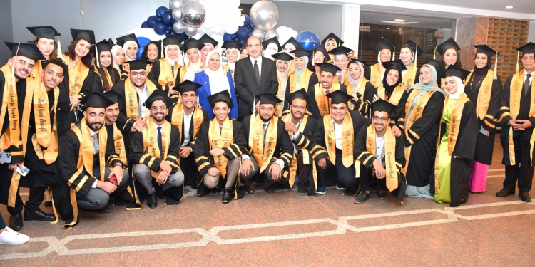 نائب رئيس جامعة عين شمس يتكفل بمنحة للاوائل و2 مليون جنيه لانشاء معمل بكلية العلوم