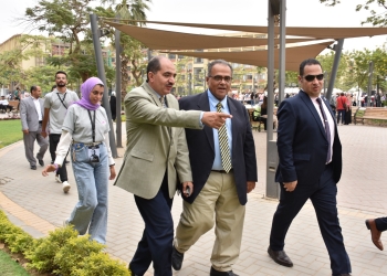 نائب رئيس جامعة عين شمس يتفقد انتظام الدراسة في كلية العلوم