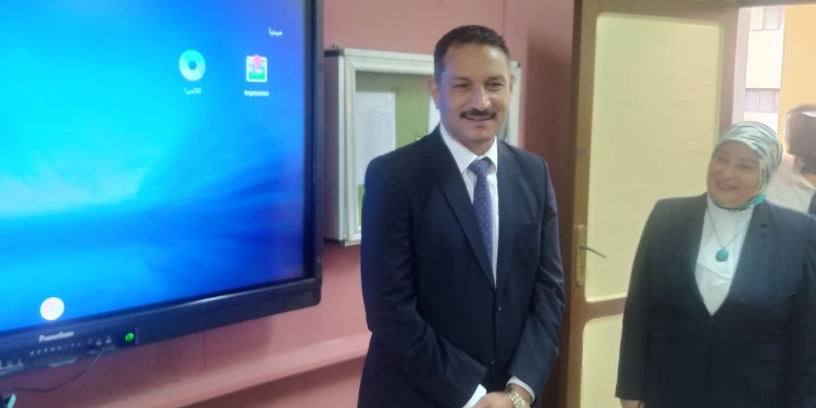 وكيل التعليم بالجيزة يوجه بتسليم الكتب الدراسية دون قيدها بالمصروفات