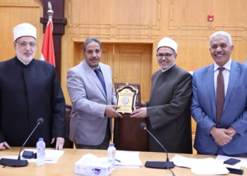 عميد علوم الأزهر يكرم رئيس جامعة الأزهر ويمنحه درع المؤتمر الدولي السادس