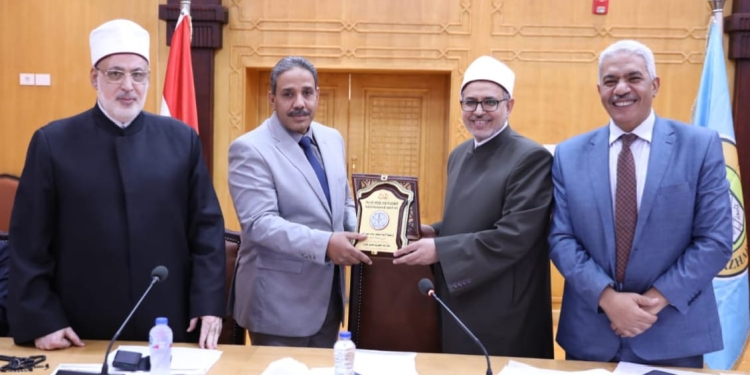 عميد علوم الأزهر يكرم رئيس جامعة الأزهر ويمنحه درع المؤتمر الدولي السادس