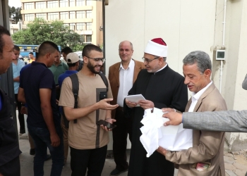 رئيس جامعة الأزهر يشيد بانضباط العملية التعليمية داخل كلية الطب ويثمن جهود طلاب من أجل مصر