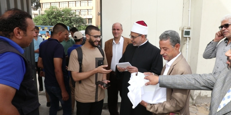 رئيس جامعة الأزهر يشيد بانضباط العملية التعليمية داخل كلية الطب ويثمن جهود طلاب من أجل مصر