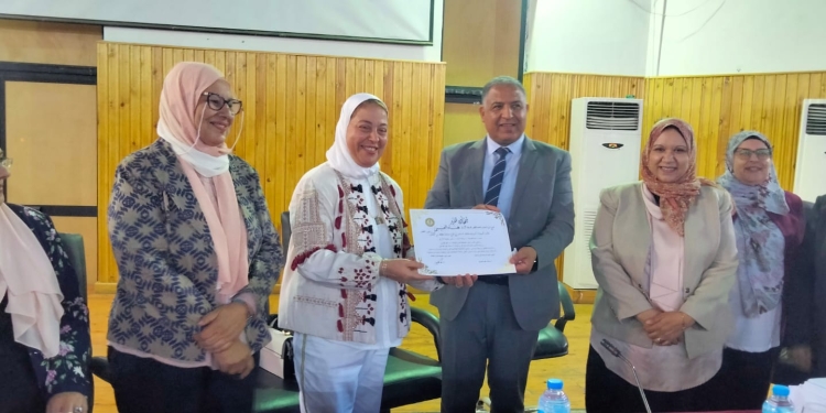 نائب رئيس جامعة الأزهر يشارك في حفل استقبال الطالبات بكلية طب البنات ويشارك في ندوة (النظافة من الإيمان)